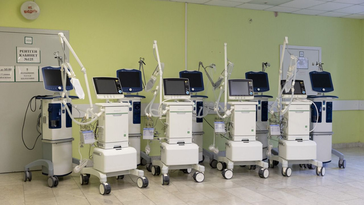 Главный ковидный госпиталь Урала получил аппараты ИВЛ для новорожденных