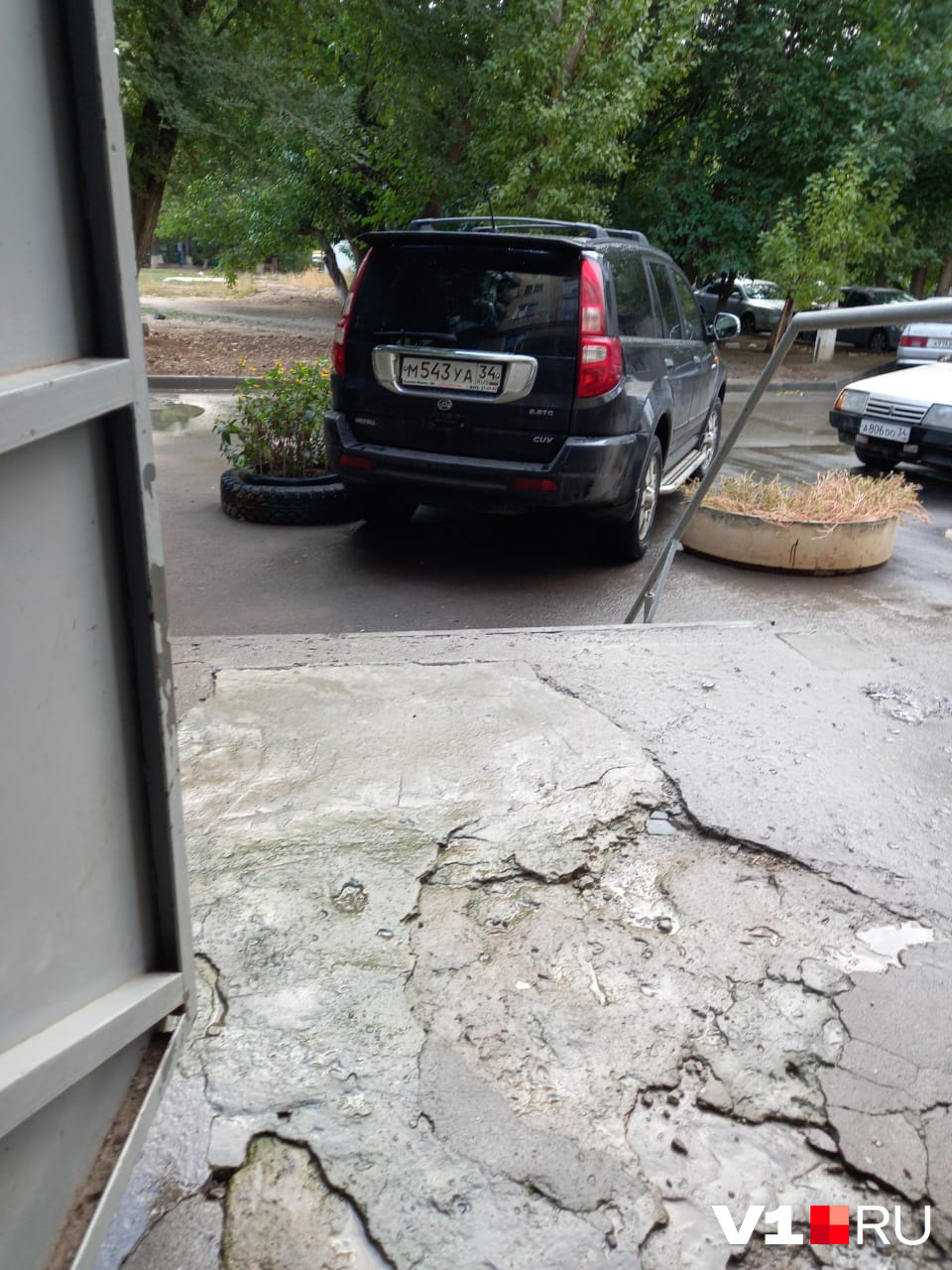 Спасибо, что в подъезд не заехал