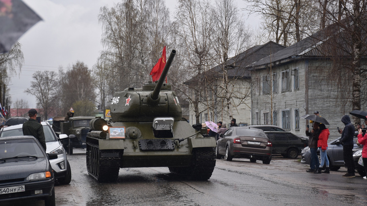 Танки в городе: в Устьянском районе на День Победы устроили настоящий парад военной техники