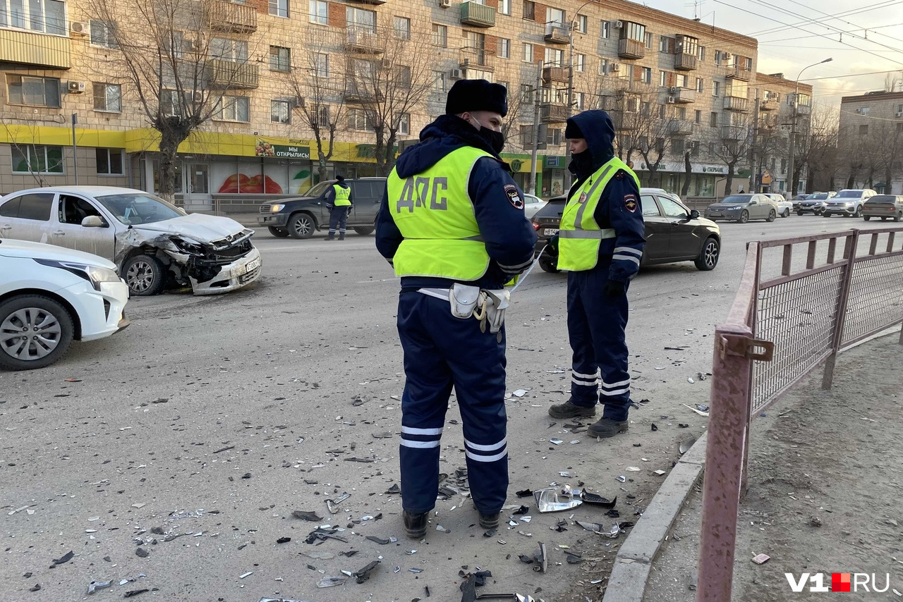 В1 новости волгограда. Больница 24 Волгоград Красноармейский. Мае ДТП на Волгоградской. Авария на Каустик Волгоград.