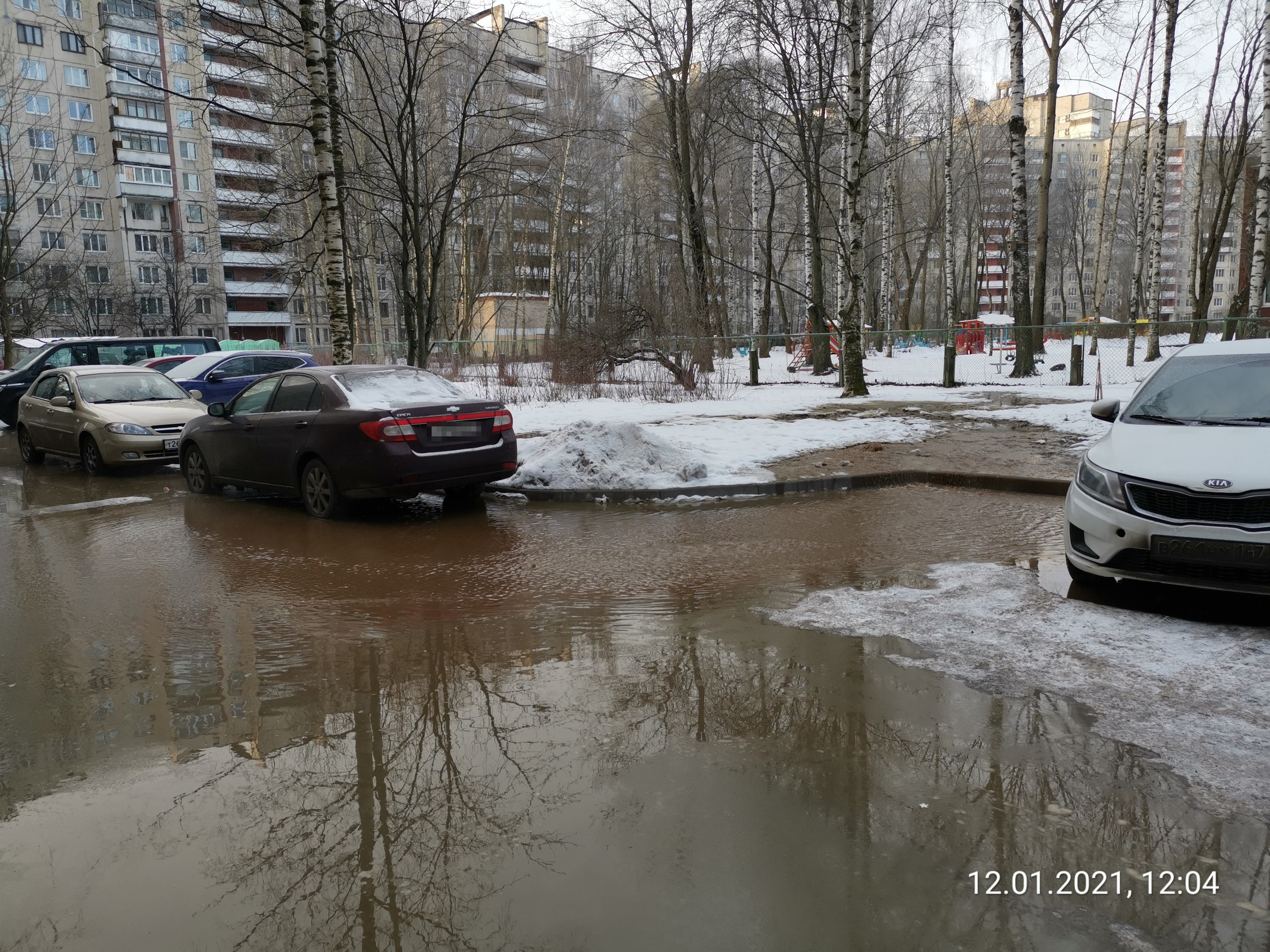 Прорыв холодной воды на улице Академика Байкова в Петербурге 12 января 2021  г. - 12 января 2021 - ФОНТАНКА.ру