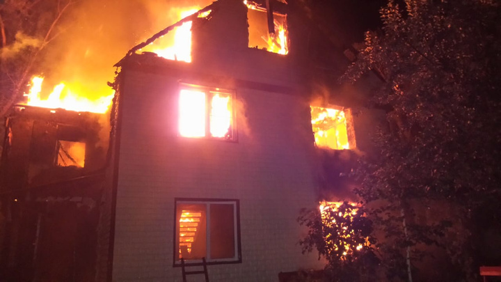 На Московской горит частный дом. Огонь может перекинуться на соседние здания