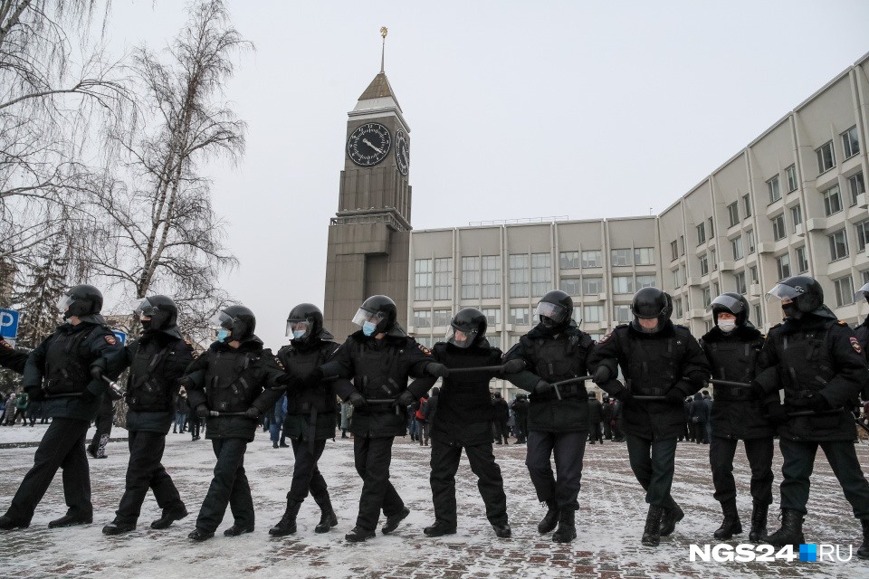 Можно сказать, что в Красноярске тоже были хороводы, но нет. Это полиция усиливает оцепление