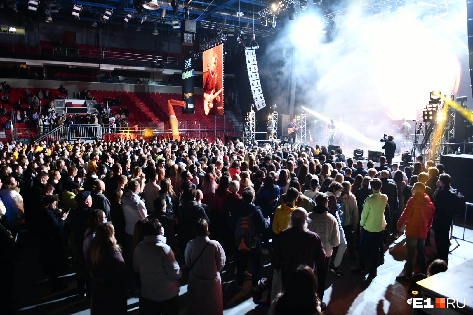 100 сцен. Ночь музыки Екатеринбург 2022. Ural Music Night 2022 Екатеринбург вид сверху. Фестиваль ночь музыки в Екатеринбурге 2022. Урал Мьюзик Найт 2022 Екатеринбург фото с квадрокоптера.