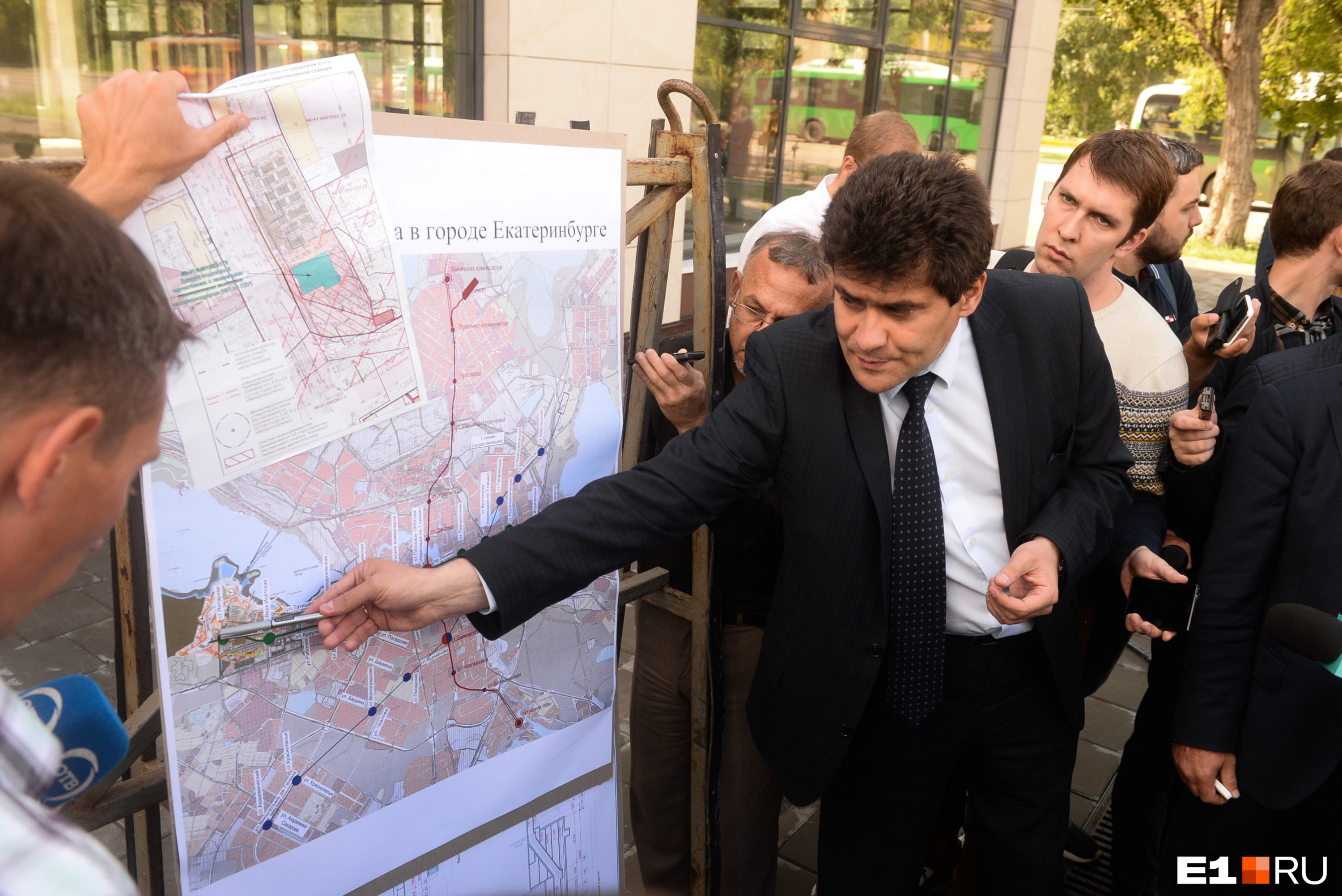 В 2019 году чиновники во главе с экс-мэром Александром Высокинским рассказывали, что незаконное здание возвели прямо над будущей станцией метро