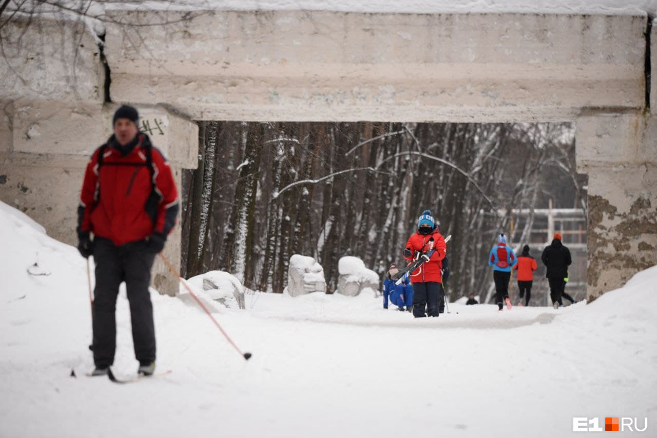 Мимо соревнующихся лыжников гуляли обычные посетители парка