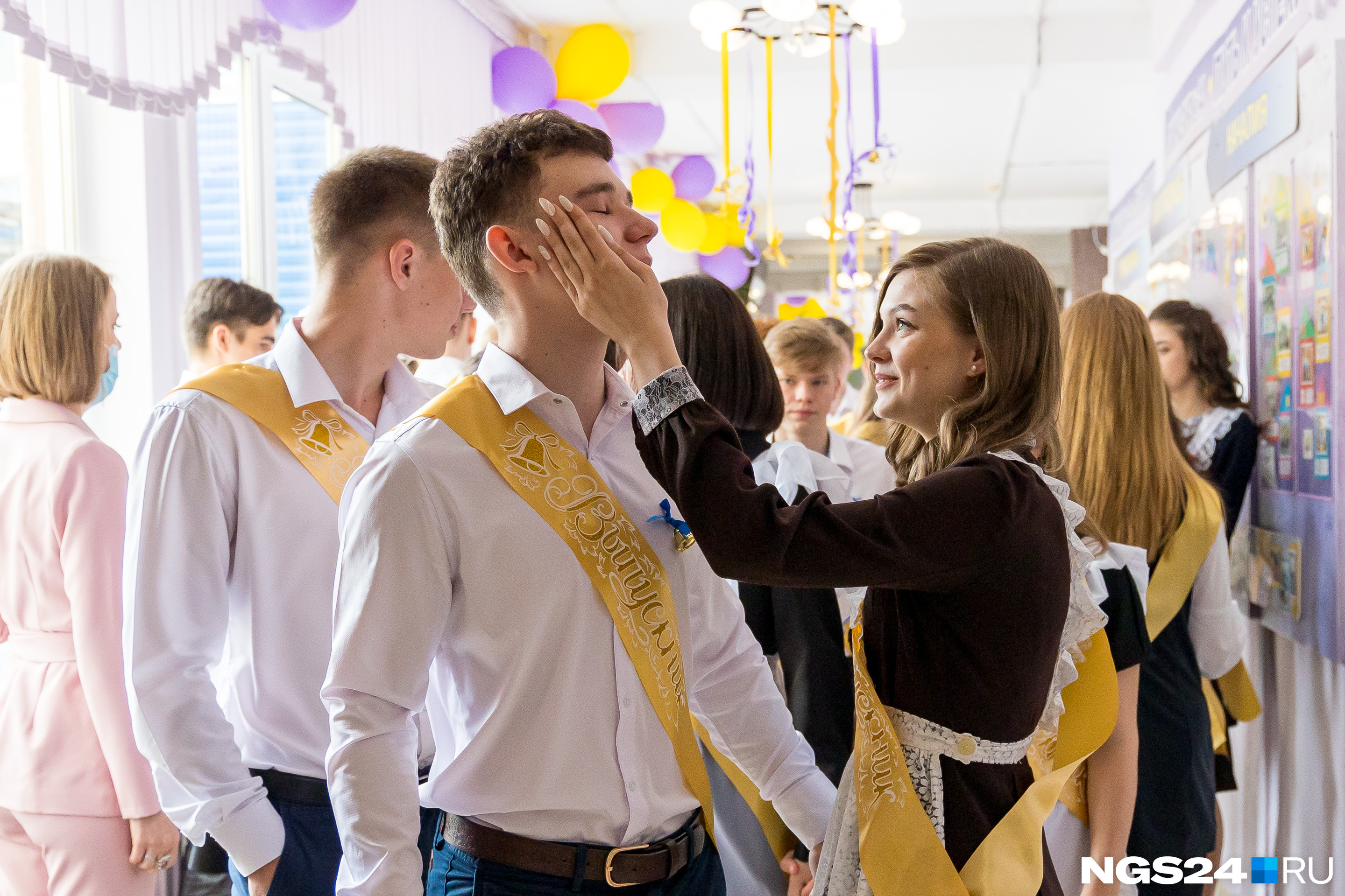 Выпускники перед торжественной линейкой, в школах прозвучал последний звонок Выпускники перед торжественной линейкой, в школах прозвучал последний звонок