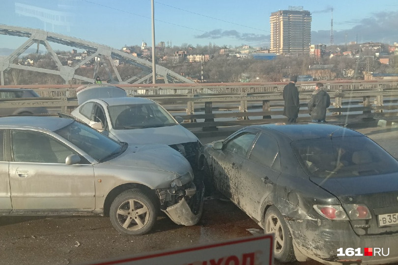 Ростов на дону гололед сегодня. Авария на Сиверса Ростов на Дону. Ростов на Дону авария на мосту. Аварии на мосту Сиверса. Столкновение машин на Ворошиловском мосту.