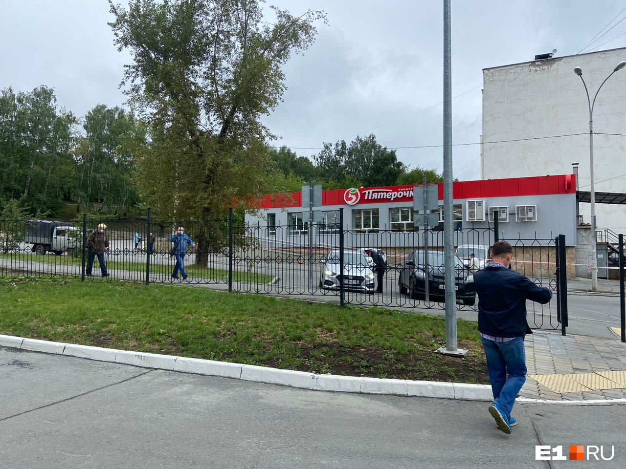 Водителей всех машин просят отъехать от поликлиники Водителей всех машин просят отъехать от поликлиники