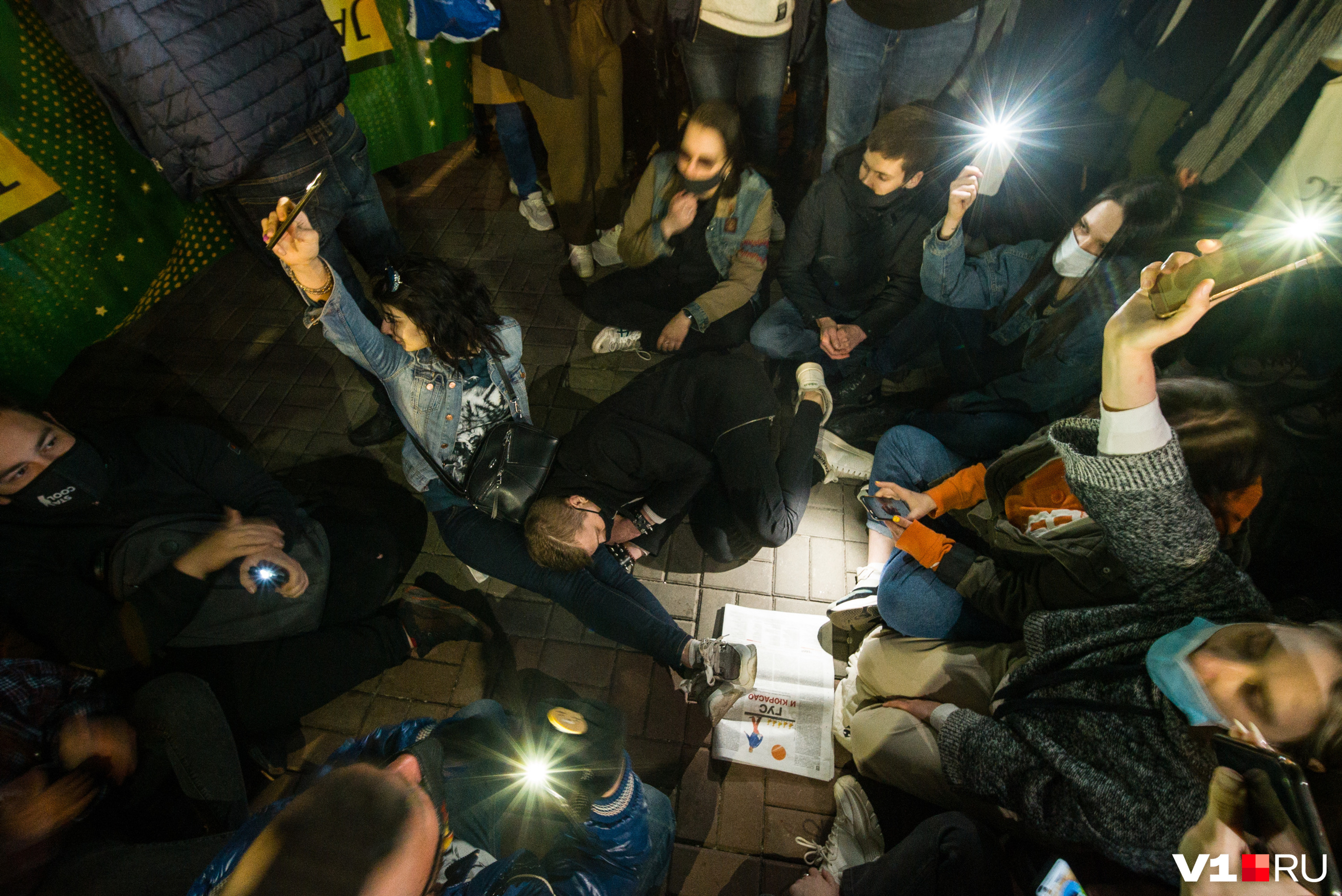 На площади Павших борцов участники едва не устроили сидячую забастовку