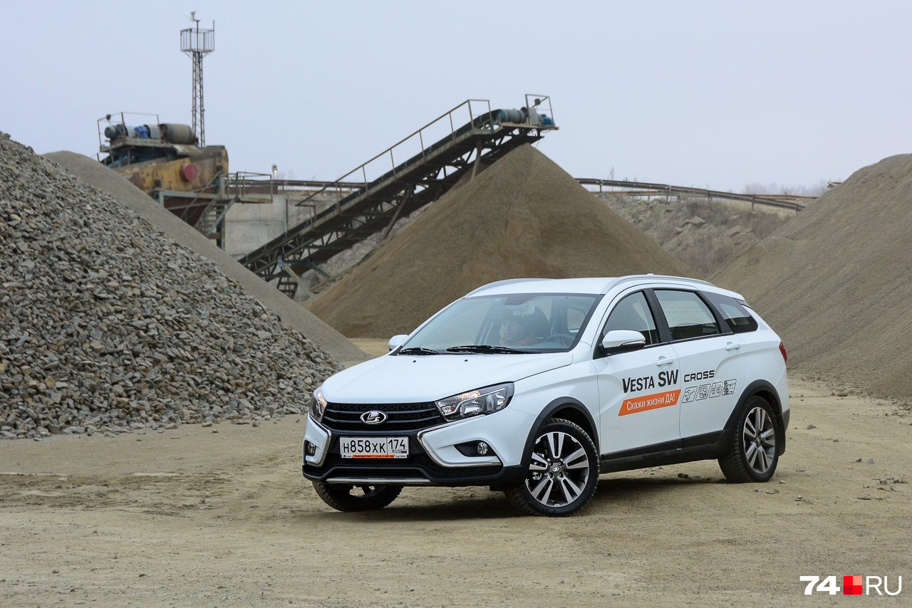 Lada Vesta SW Cross уступает «Ларгусу» в объеме салона, но лучше выглядит и веселее рулится Lada Vesta SW Cross уступает «Ларгусу» в объеме салона, но лучше выглядит и веселее рулится