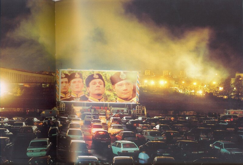 Летом 1999 года на площадке у Торгового центра открылся второй в России кинотеатр под открытым небом. На сеанс могли заехать более <nobr class="_">200 машин</nobr>