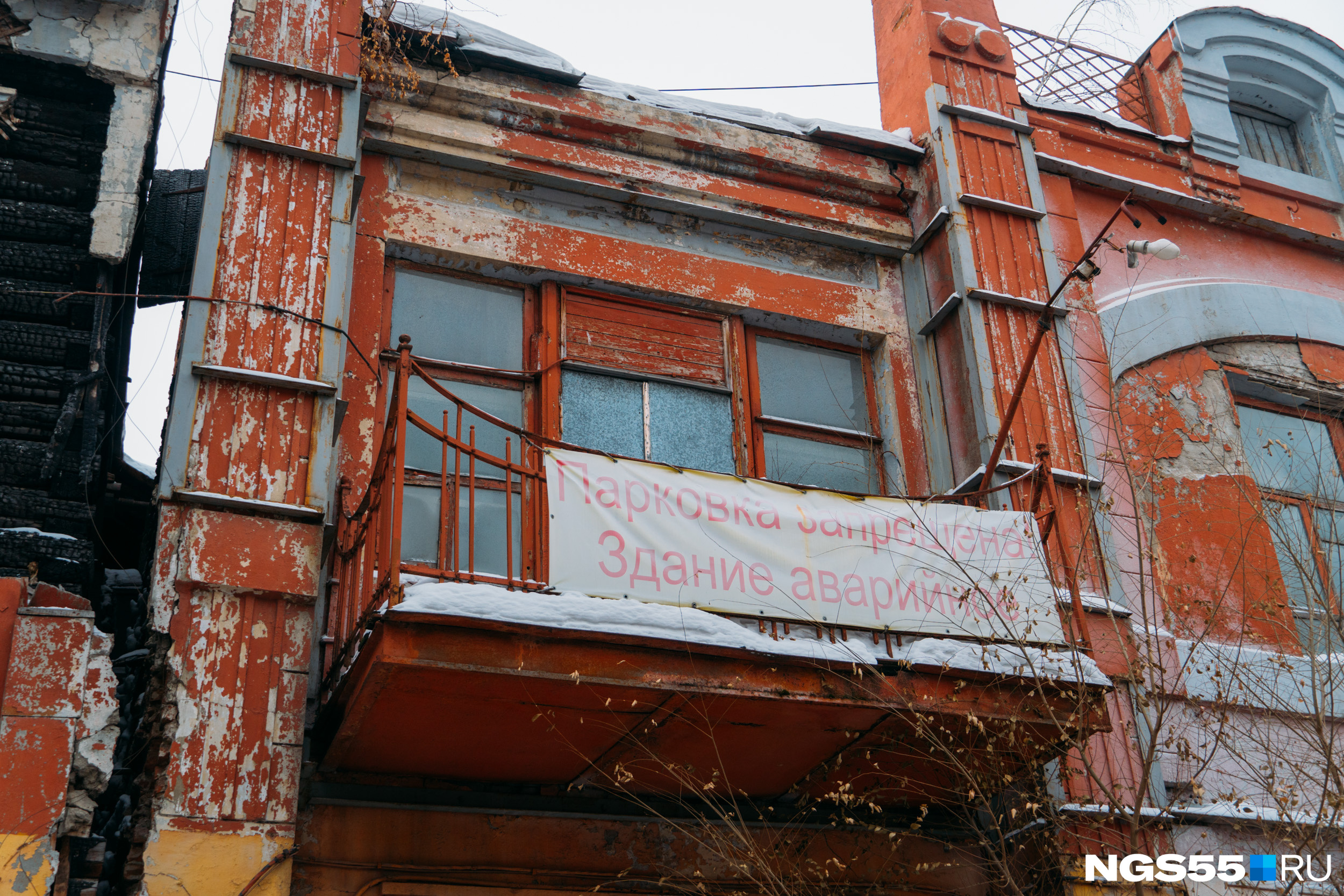 Парковаться возле здания не стоит Парковаться возле здания не стоит