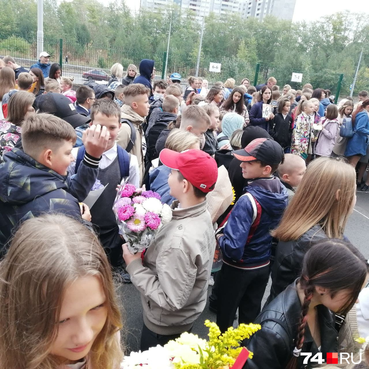 Не все здесь делали ставку на шикарные букеты из гортензий и роз. Вот, к примеру, старые добрые астры Не все здесь делали ставку на шикарные букеты из гортензий и роз. Вот, к примеру, старые добрые астры