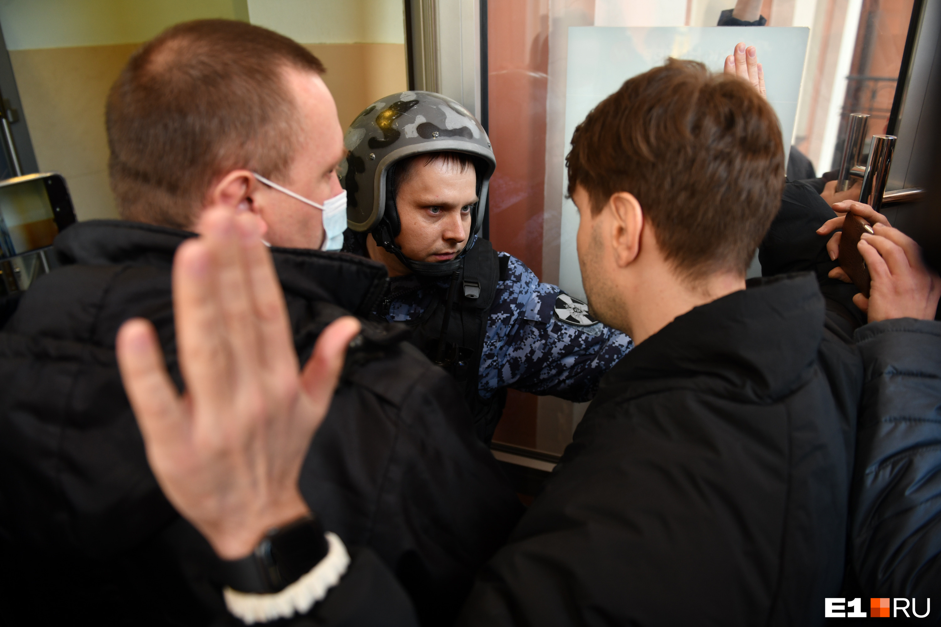 Периодически в здание приходили росгвардейцы