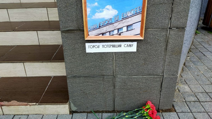 «Город, потерявший славу»: к зданию с демонтированной вывеской в Красноярске принесли цветы и фото
