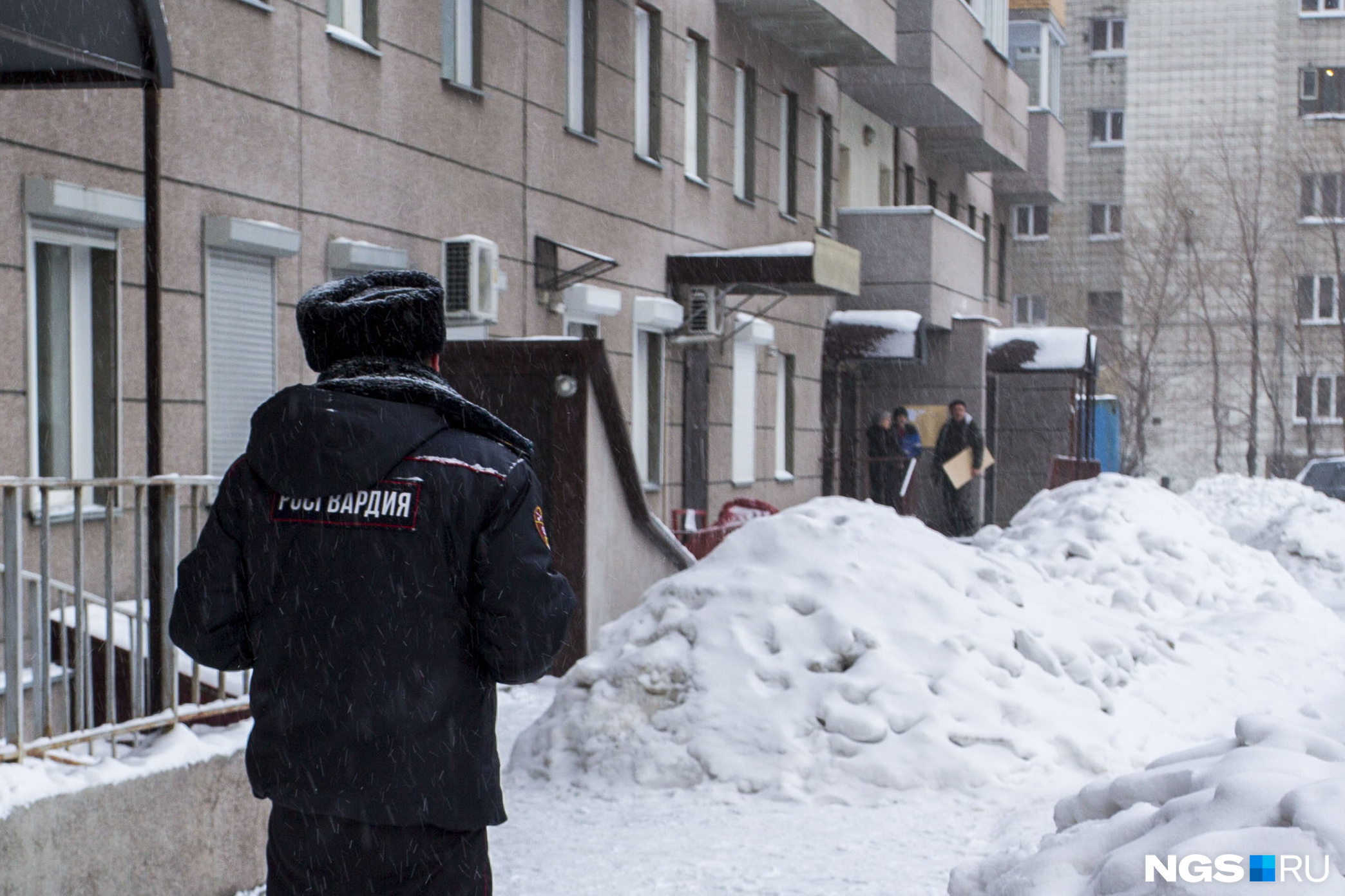 «Он правда почти ослеп»: в полицию доставили новосибирца, которого соседи обвинили в заманивании детей в квартиру