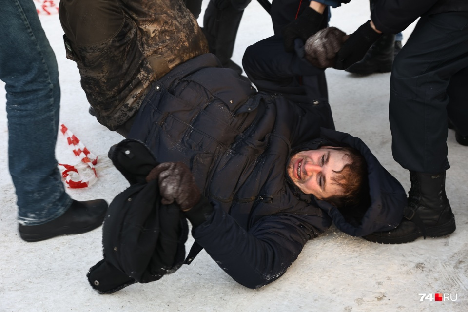 Олега Шамбурова тоже задержали, когда он попал в замес во время шествия Олега Шамбурова тоже задержали, когда он попал в замес во время шествия