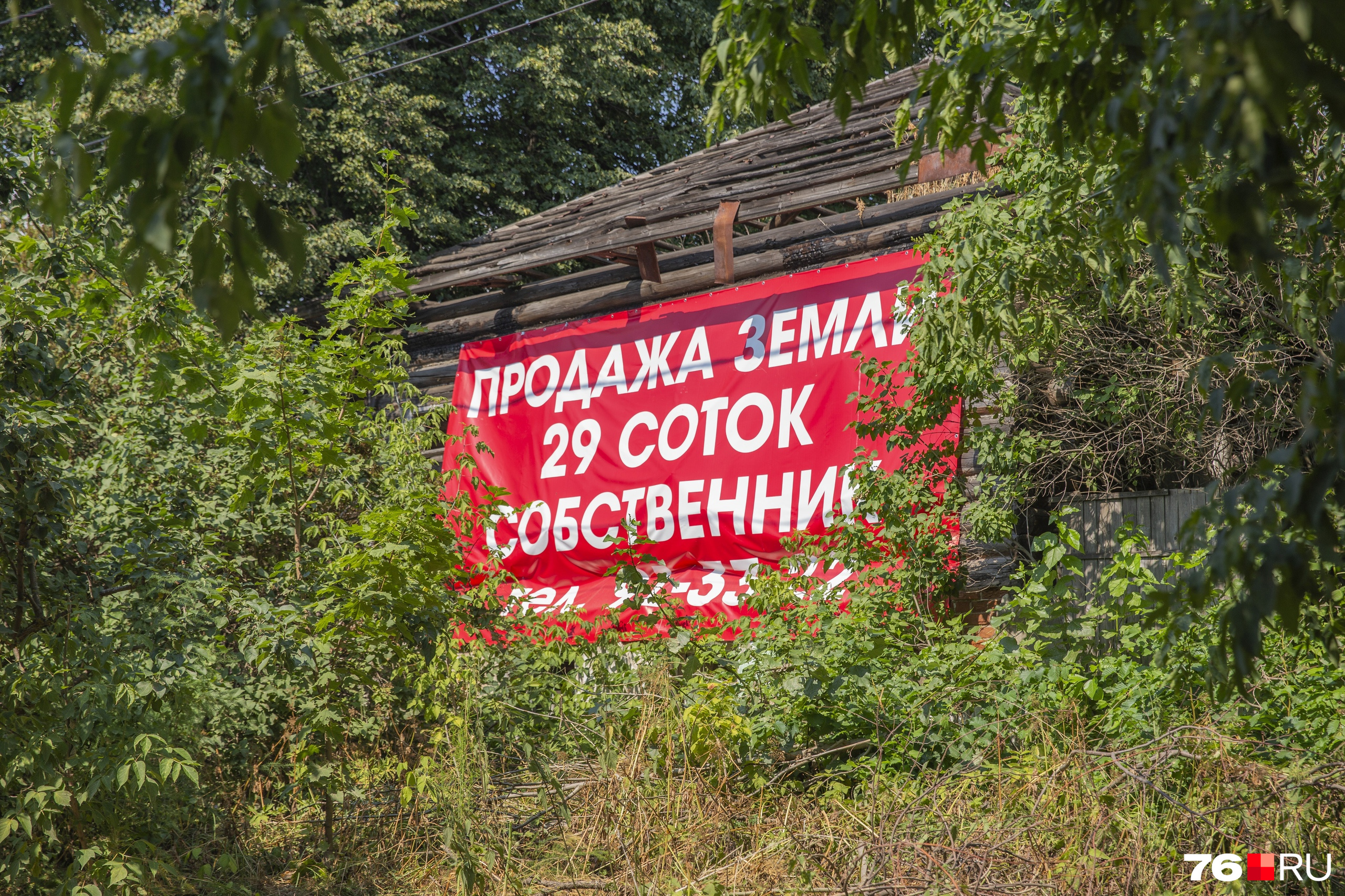 В этом месте, где закончилась дорога, продается пара участков. Здесь набережная уходит немного вглубь, подальше от берега Волги В этом месте, где закончилась дорога, продается пара участков. Здесь набережная уходит немного вглубь, подальше от берега Волги