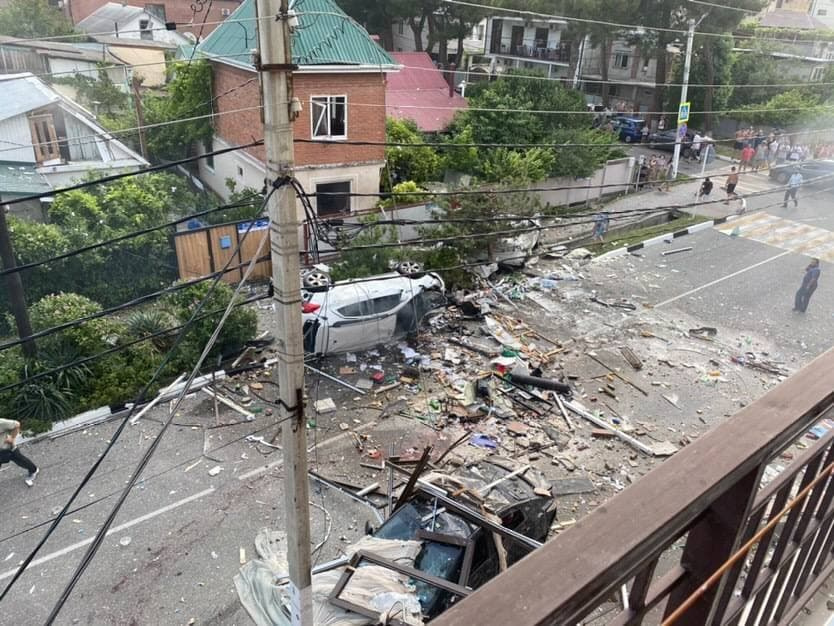 От взрыва пострадали несколько автомобилей От взрыва пострадали несколько автомобилей