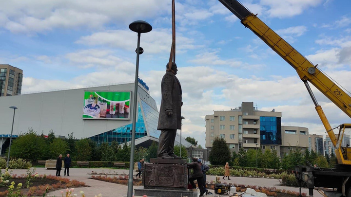 В Парке 400-летия Красноярска установили 5-метровый памятник бывшему главе края Федирко