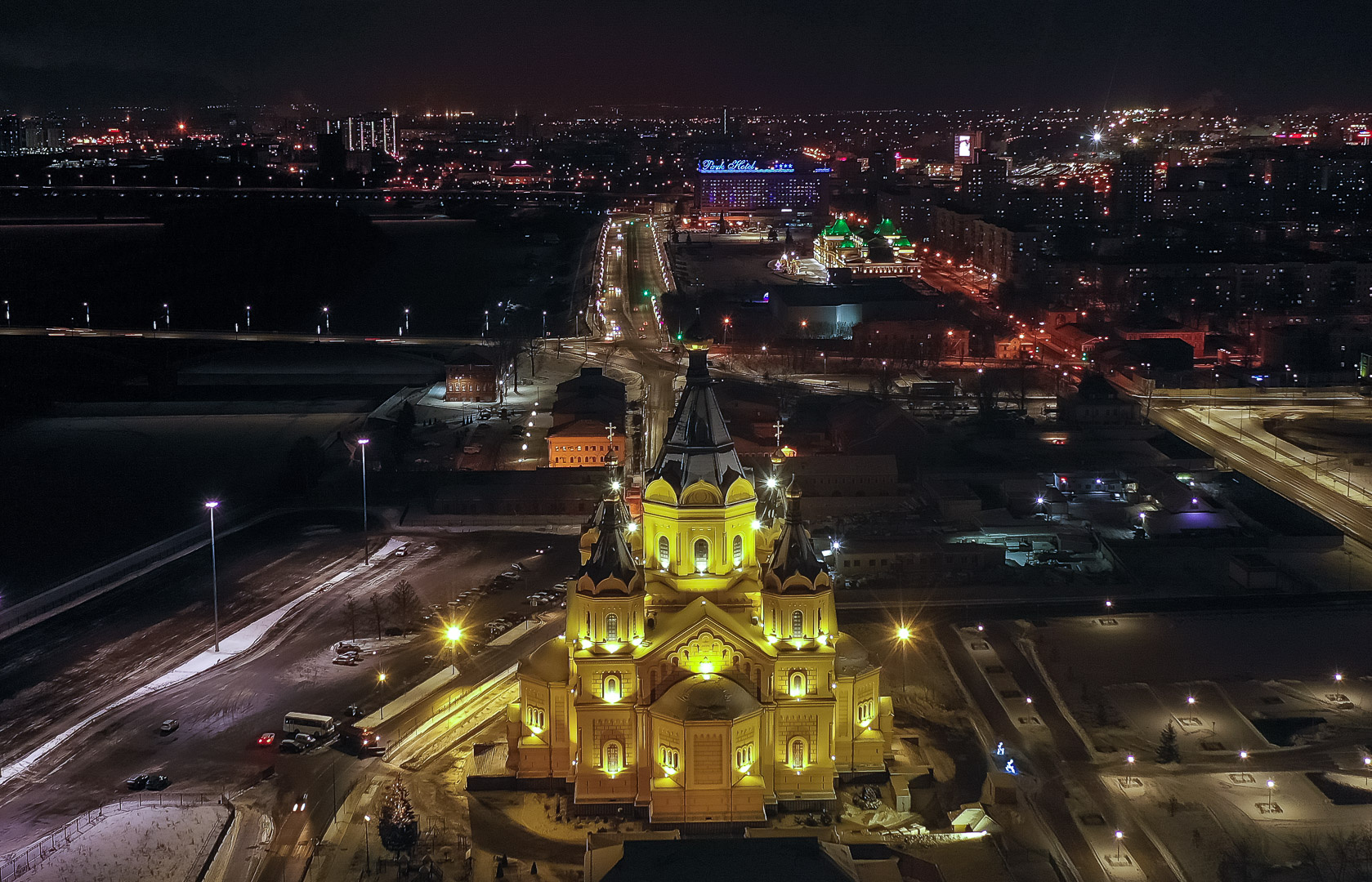 Обычно возле собора в рождественскую ночь можно увидеть столпотворение людей. Но в этом году всё иначе Обычно возле собора в рождественскую ночь можно увидеть столпотворение людей. Но в этом году всё иначе