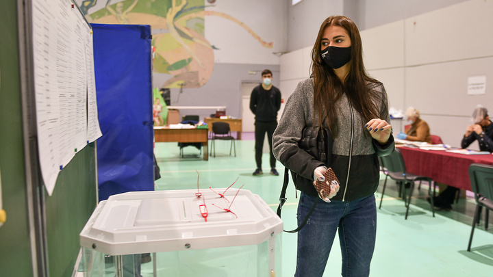 Как избирателей на отдых в беседки зазывали. Репортаж о первом дне голосования в Екатеринбурге