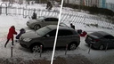 Водитель Toyota Corolla сбил женщину с коляской, которая сделала ему замечание за неправильную парковку