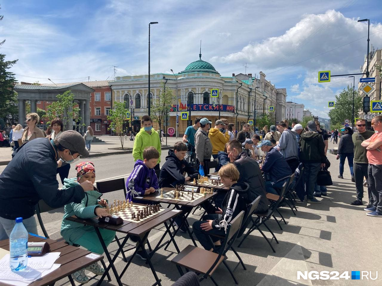Возле сквера Пушкина проходит турнир по шахматам