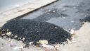 Шахтинские власти пригрозили оштрафовать жителя, который сам ремонтирует дороги