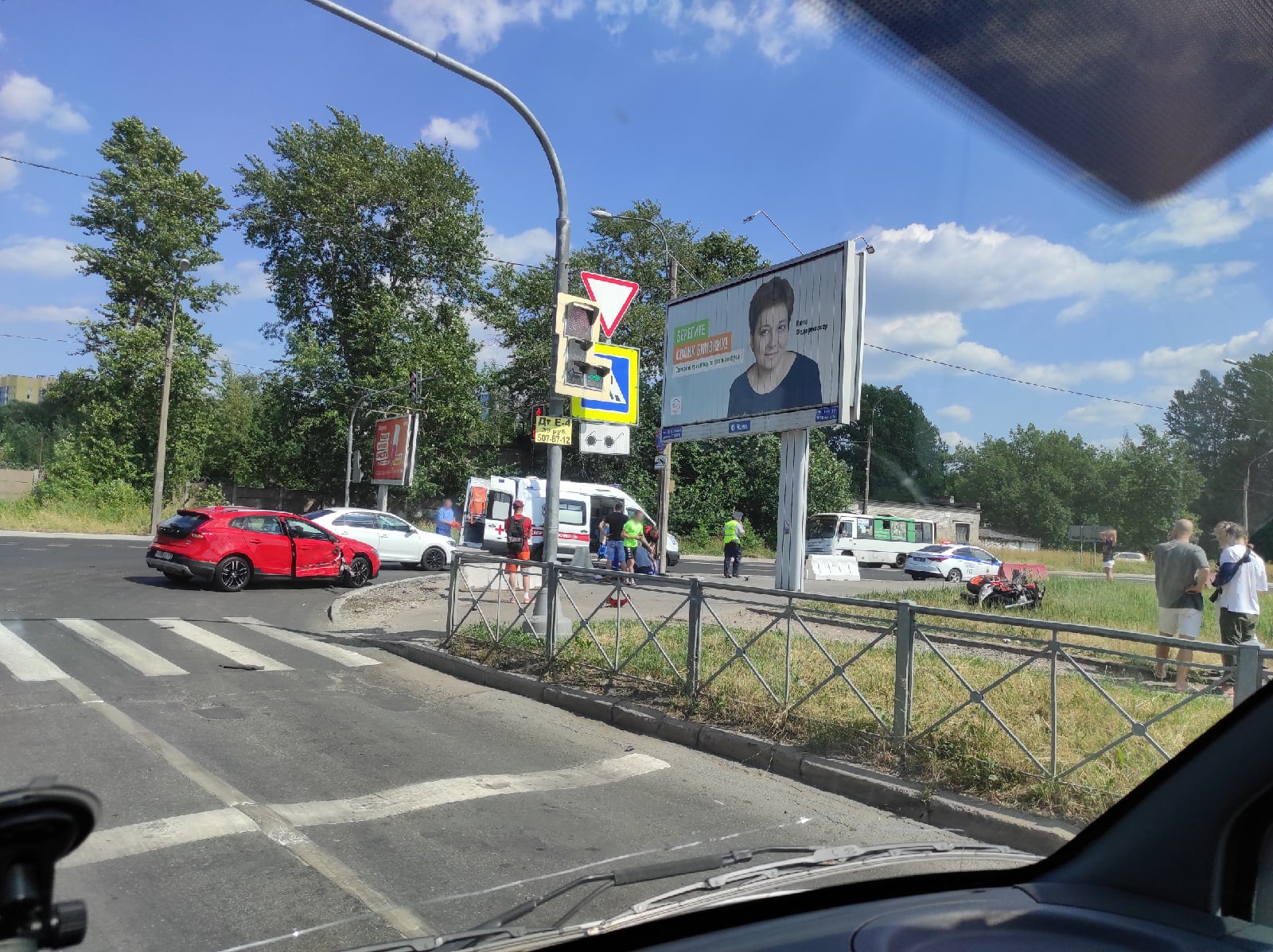 Байкер и автомобиль не разъехались на перекрестке Полюстровского и Новолитовской. «Лежит накрытый»