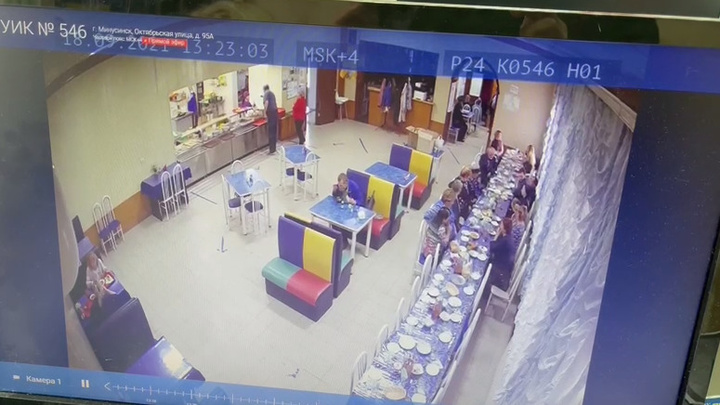 «Вместо УИКа видим, как кушают люди»: в Минусинске трансляцию выборов ведут из столовой