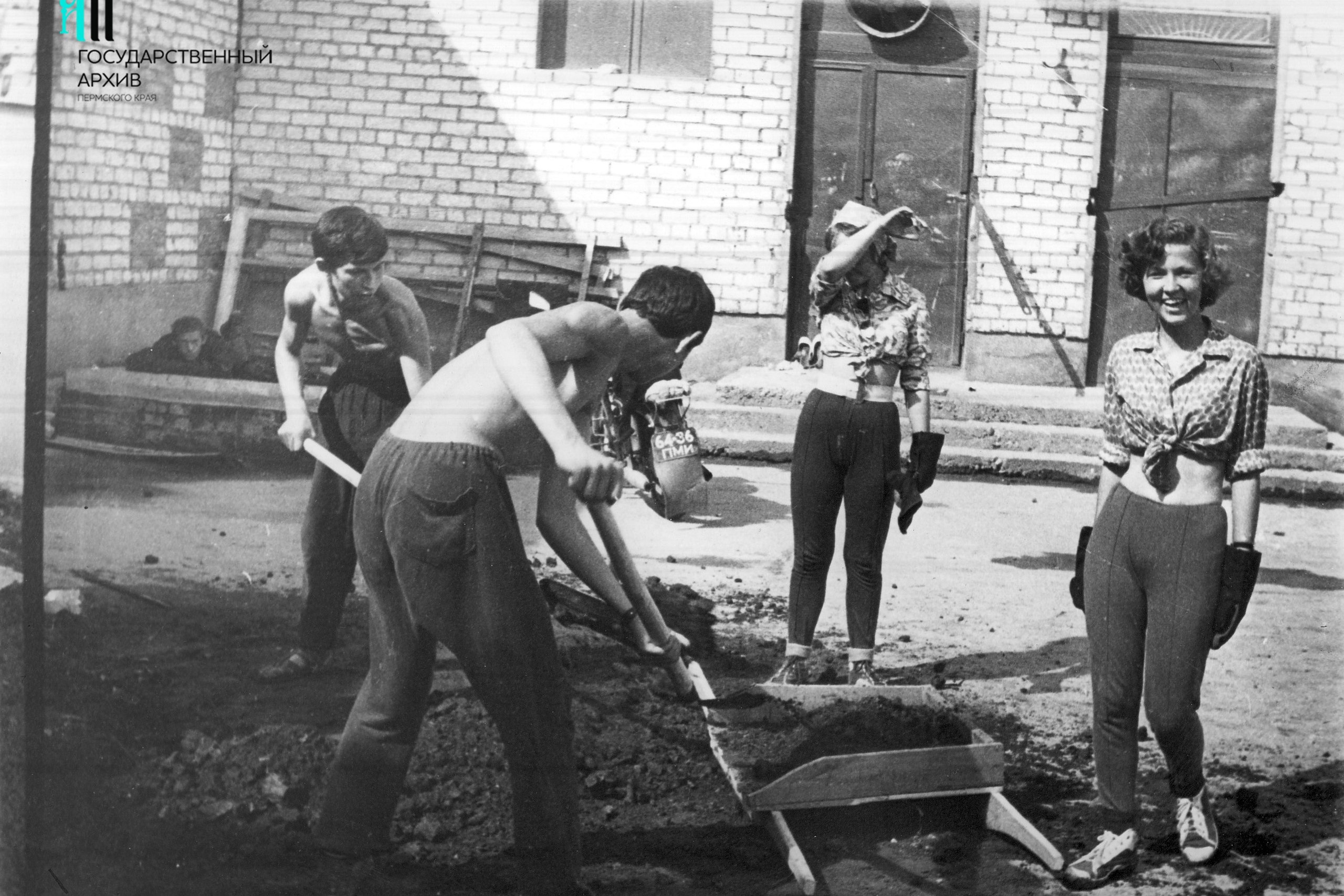 Летом организовывали трудовые лагеря. Пермь, 1972 год Летом организовывали трудовые лагеря. Пермь, 1972 год
