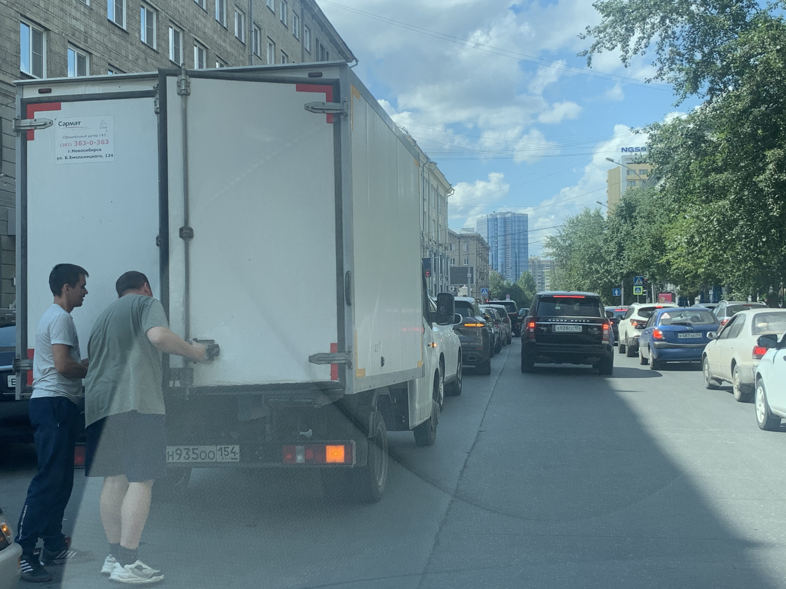 Разгрузка фургона на Ленина Разгрузка фургона на Ленина