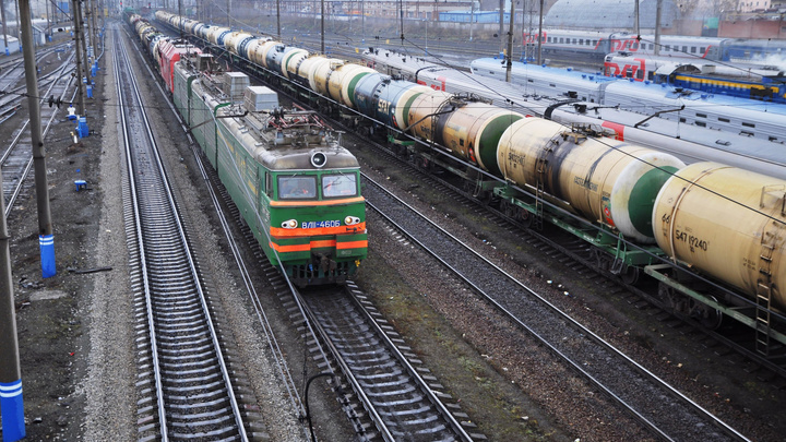 На севере Свердловской области грузовой поезд с лесом сошел с рельсов