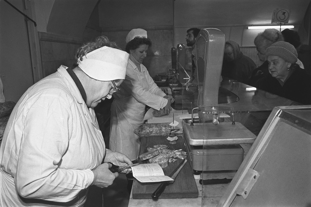 Ленинградцы отоваривают продовольственные карточки, 1990 год