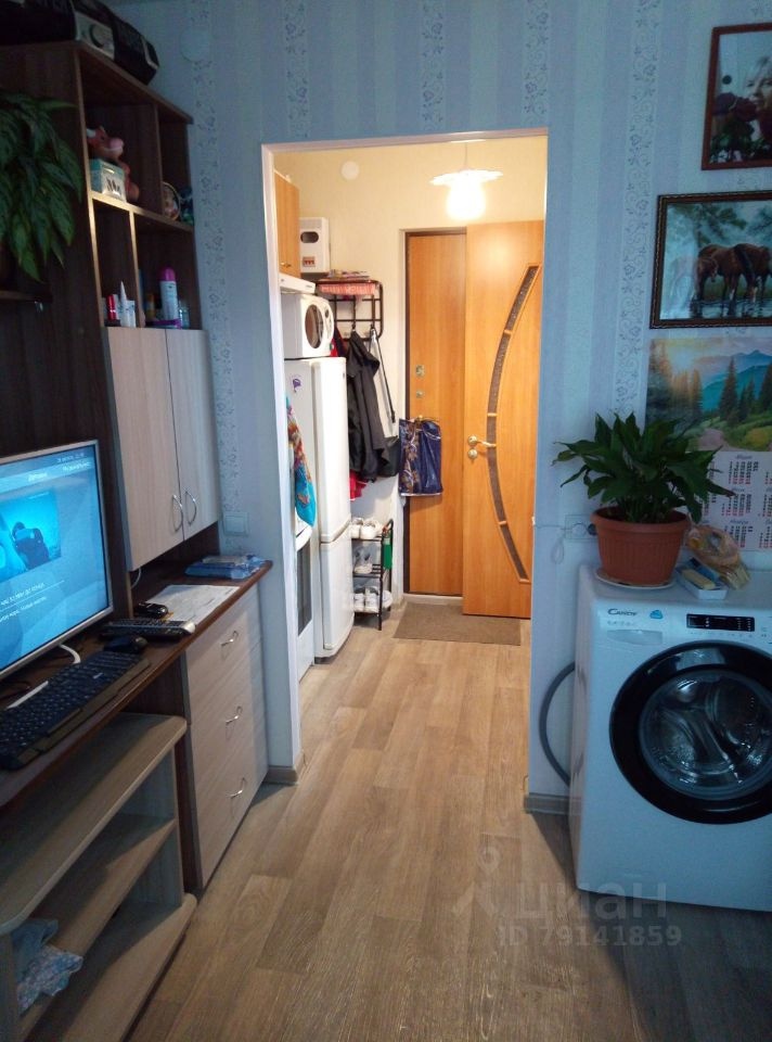 Холодильник, плита и раковина находятся в прихожей, а стиральная машинка — в комнате