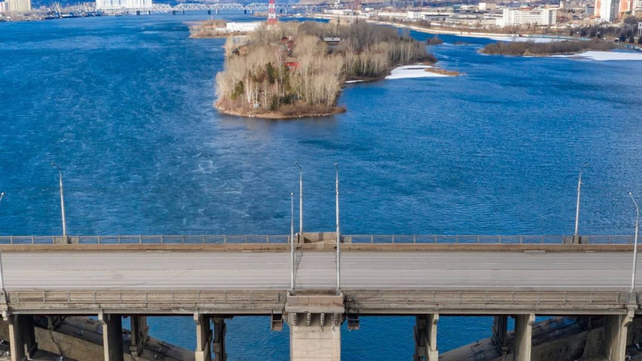 Коммунальный мост, Матросова, Свободный: в Красноярске начали делать ямочный ремонт
