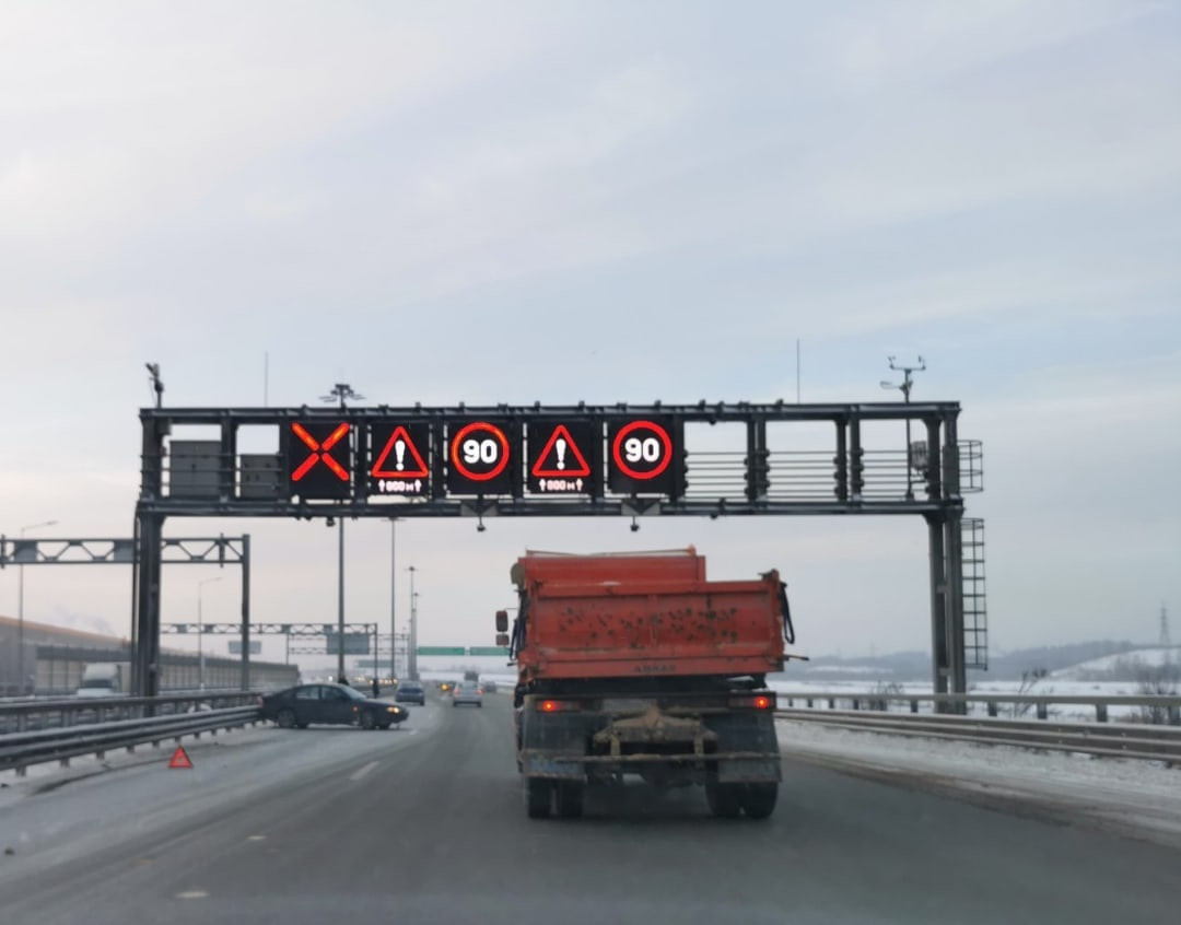 В Петербурге 9 баллов, водители массово бьются на КАД и залезают на знаки -  15 января 2021 - ФОНТАНКА.ру