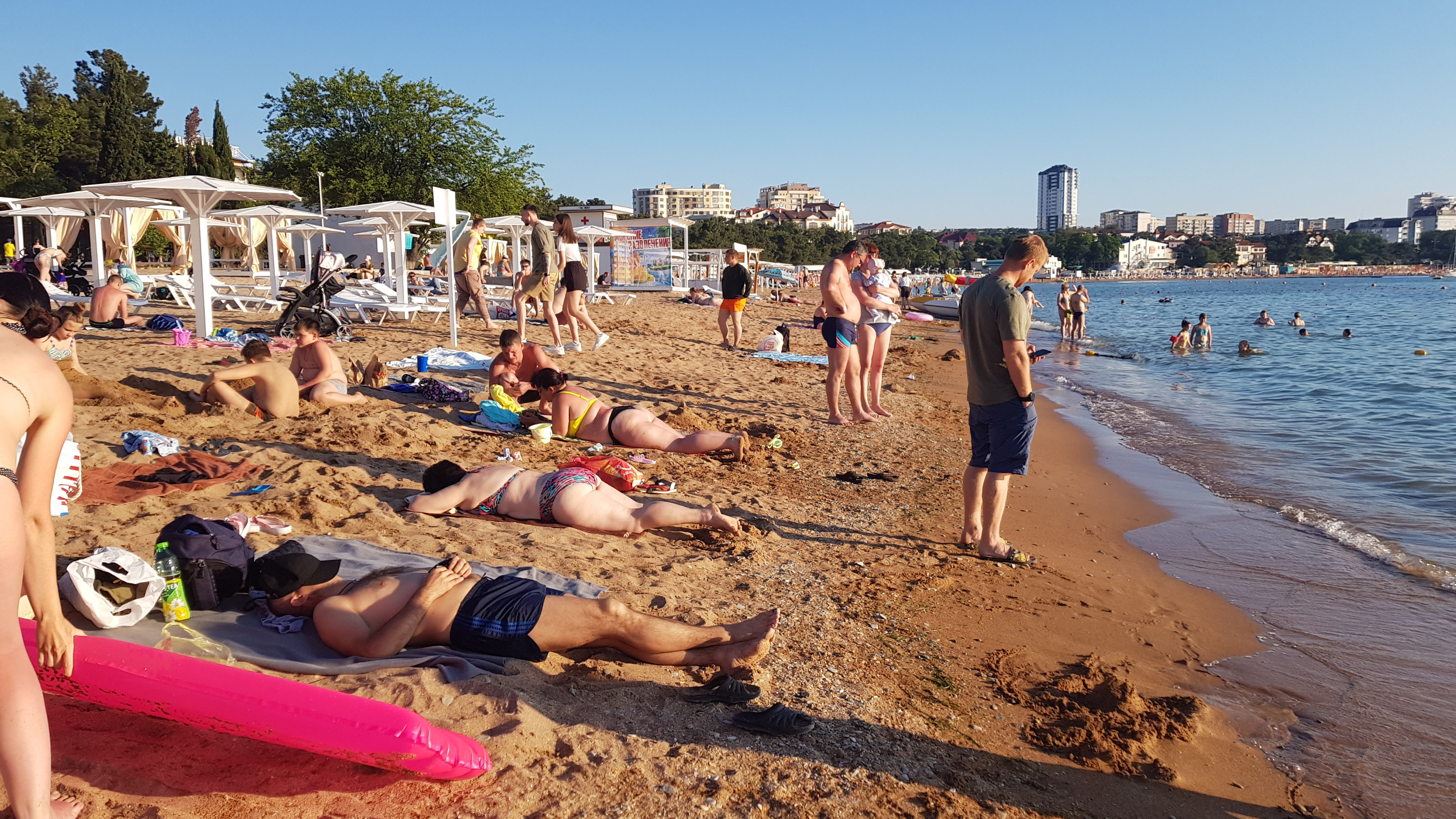 «Море ужасно грязное, цветет все время»: честные отзывы туристов о российских курортах