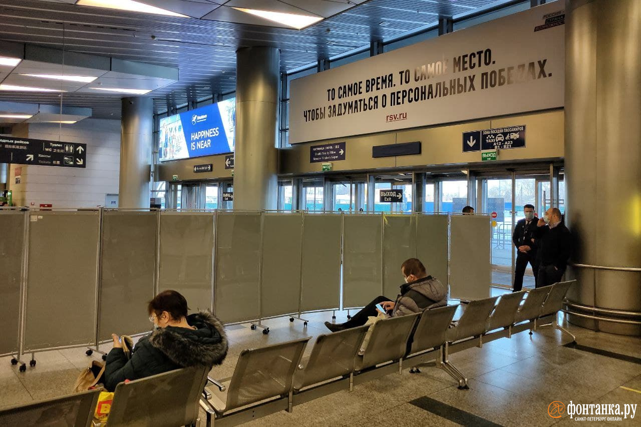 Внуково готовится к встрече Навального: перекрыт вход в терминал, подходы к аэроэкспрессу, стянуты полицейские в форме и в штатском
