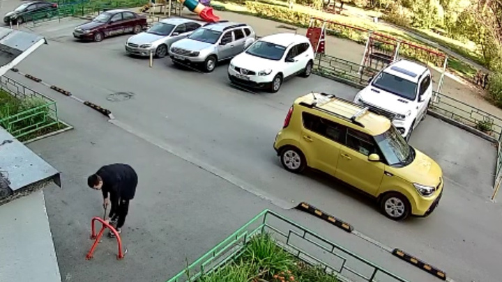 В Екатеринбурге парень с ломом объявил войну парковочным блокираторам. Жильцы в гневе