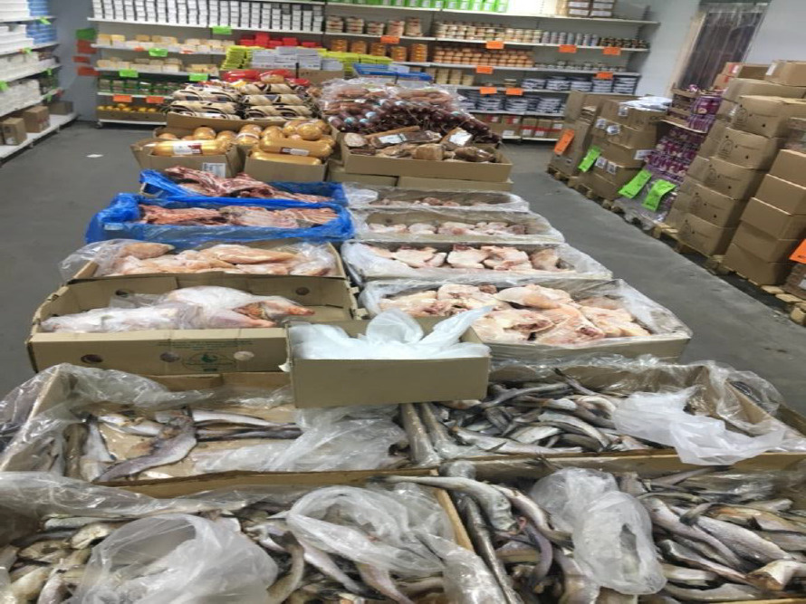 Рыба в одном из магазинов хранилась вместе с курицей и с мясом. Это тоже нарушение Рыба в одном из магазинов хранилась вместе с курицей и с мясом. Это тоже нарушение