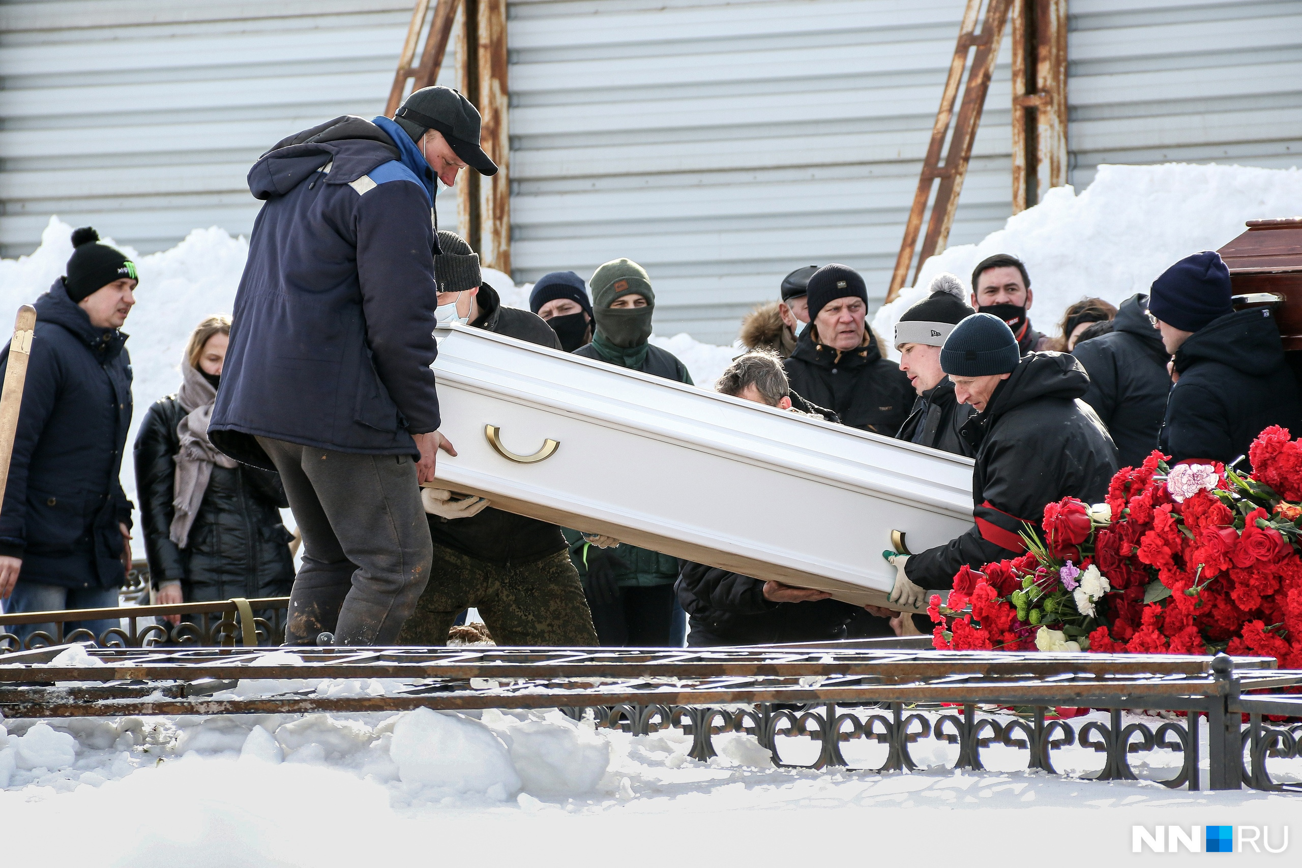 Простились с семьей Малаховых. В Нижнем Новгороде простились с погибшей семьей. Похороны семьи в Нижнем Новгороде.