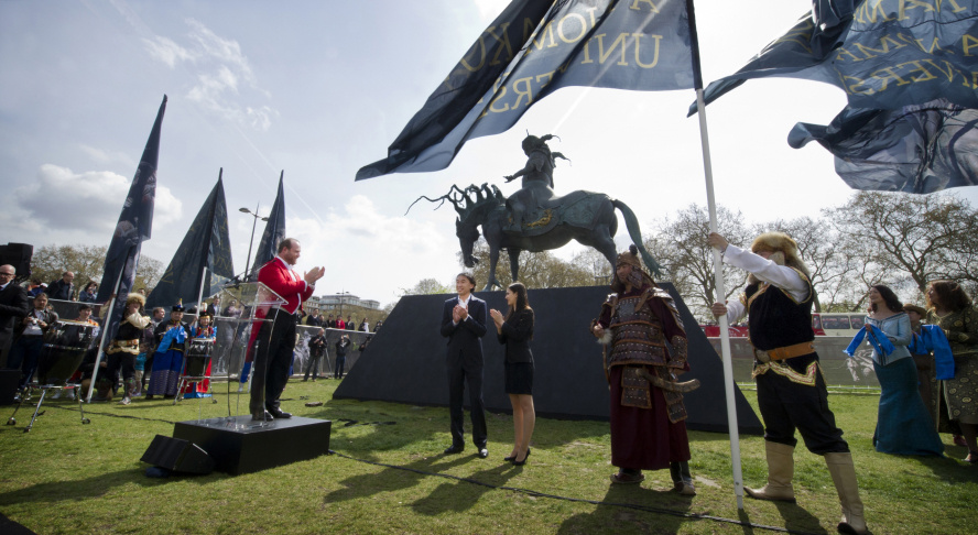 Открытие в центре Лондона монументальной скульптуры «Чингисхан» Даши Намдакова, апрель 2012 года