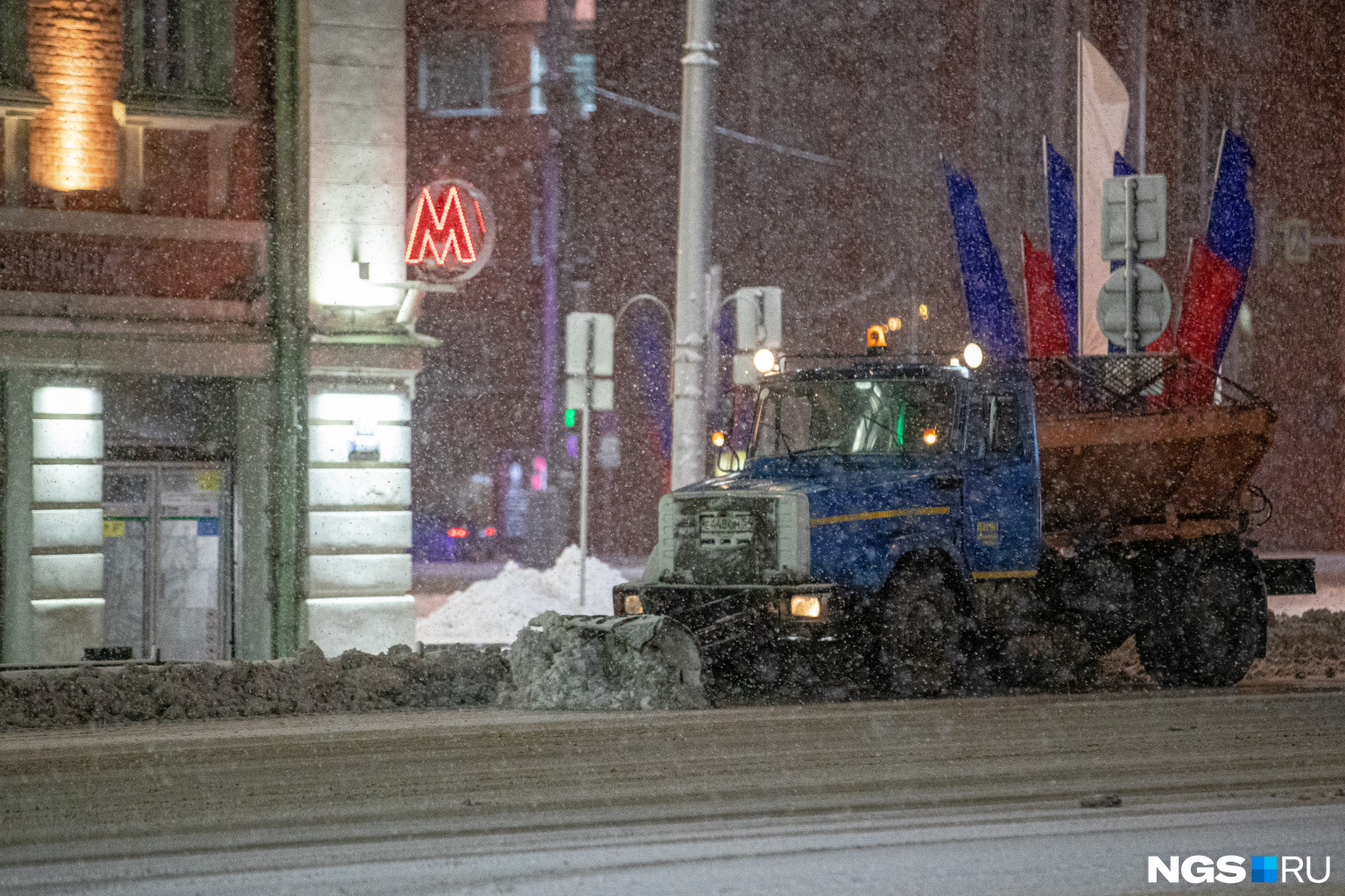 Дорожники не только чистят улицы, но и посыпают их противогололедными смесями Дорожники не только чистят улицы, но и посыпают их противогололедными смесями