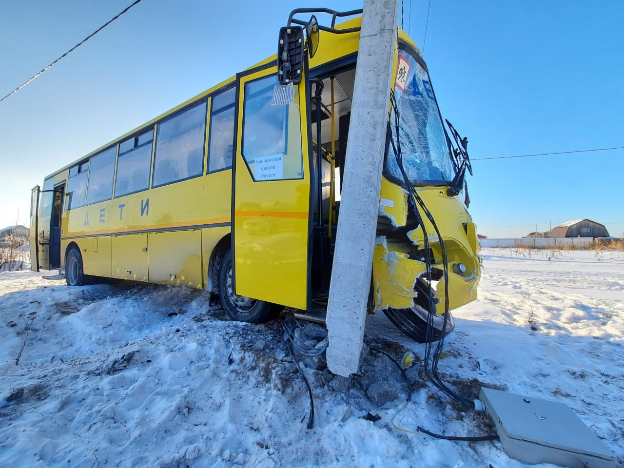 Автобус с первоклассниками столкнулся с автомобилем и въехал в столб в Тюменской области