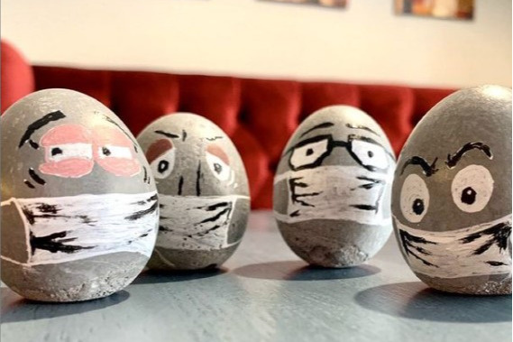 К прошлой Пасхе бетонные яйца украшали гримасами в масках