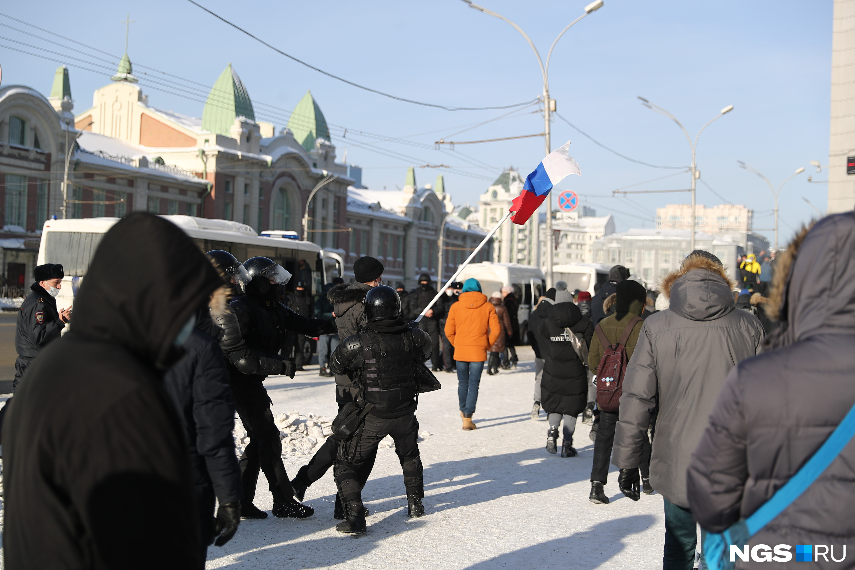 Напротив Первомайского сквера возле здания мэрии нескольких человек задержали, в том числе тех, кто достал российский флаг