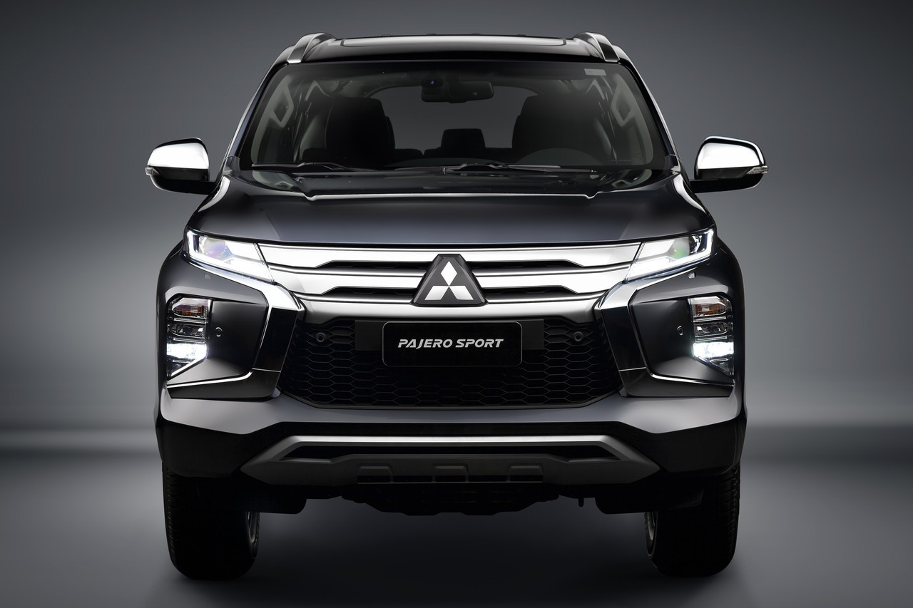 Mitsubishi Pajero Sport тоже имеет свой стиль, но любители принципа «гениальное — просто» всё равно разочарованы: больно много украшений Mitsubishi Pajero Sport тоже имеет свой стиль, но любители принципа «гениальное — просто» всё равно разочарованы: больно много украшений